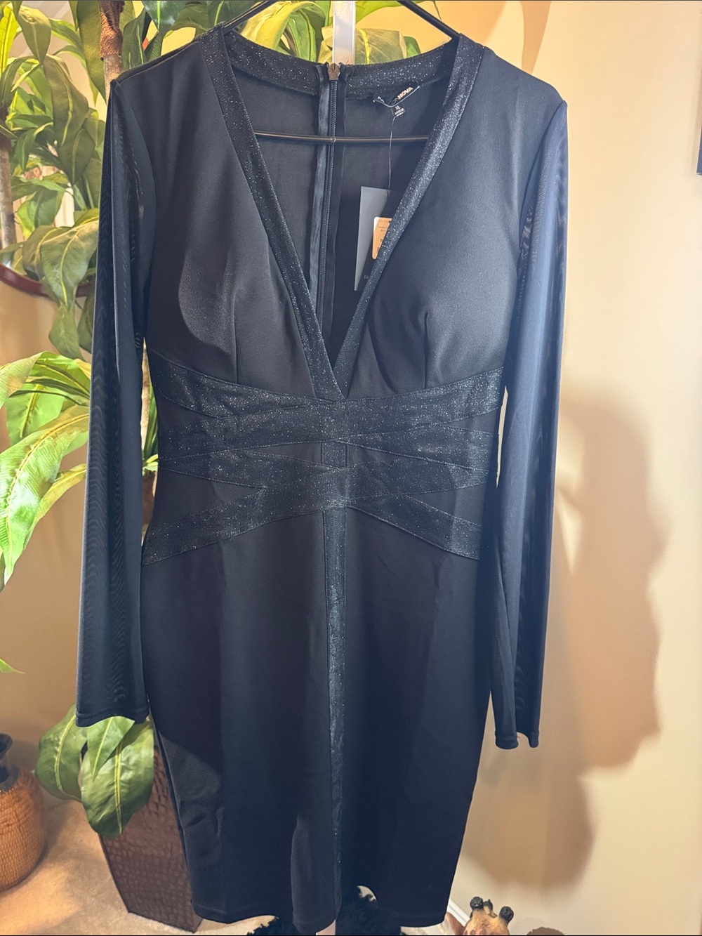 Black Long-Sleeve V-Neck Bodycon Dress, size (XL) will fit a large Fashion Nova